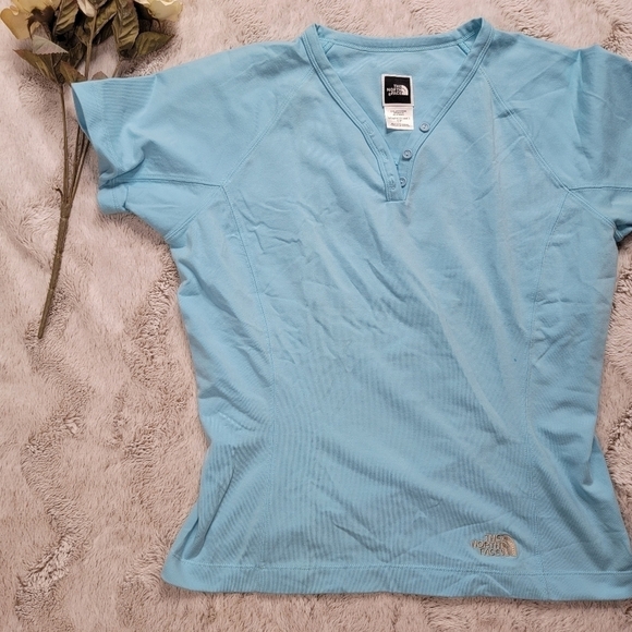 ✨️CL Vtg North Face Blue Short Sleeve V Neck Button Accent Vaporwick Top Size S - Picture 2 of 12